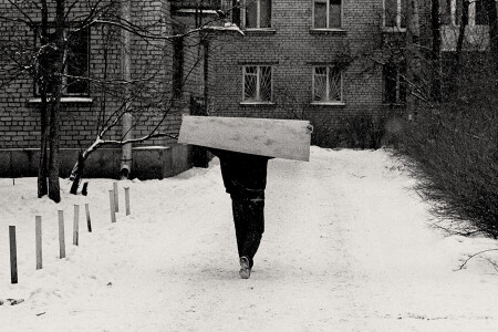 идёт куда-то