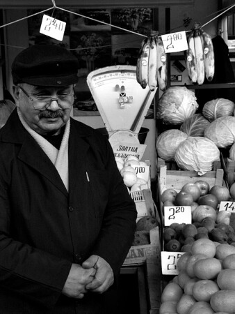 Продавач...