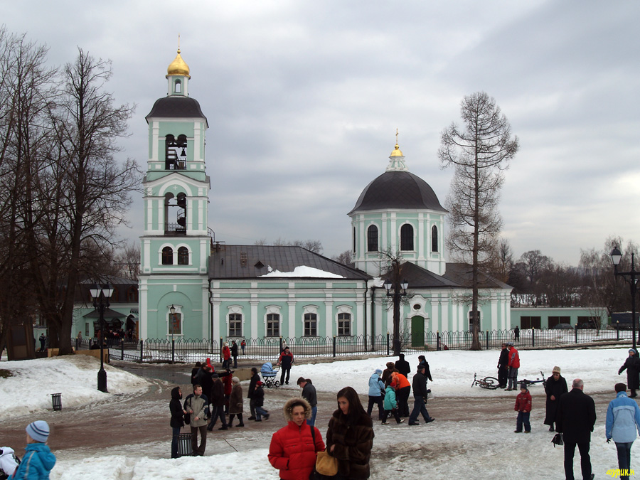 Людно сегодня.