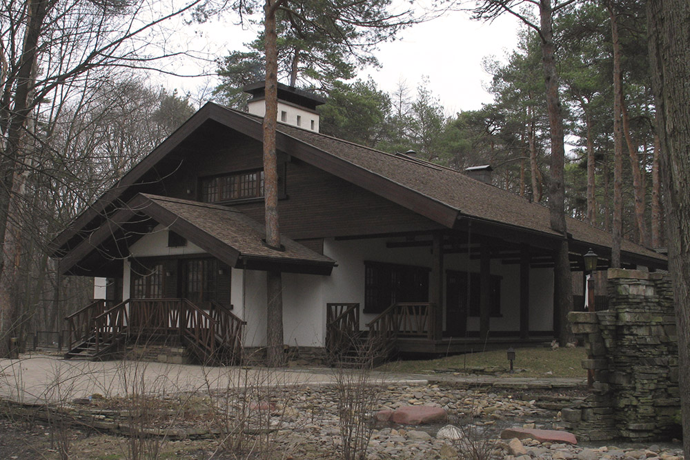 Жилище в соснах