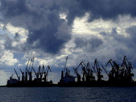 В порту перед грозой