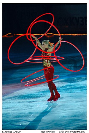 Девочка с обручами