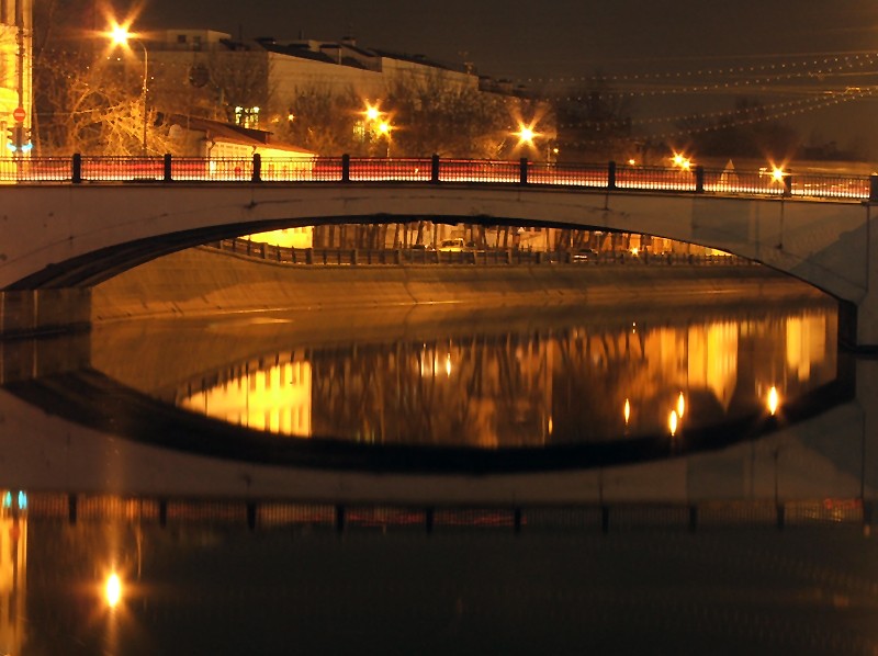По Москве-реке...