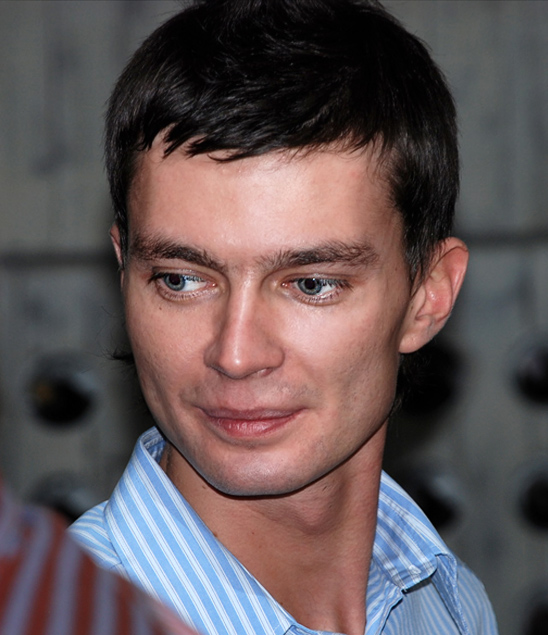 Голубоглазый брюнет