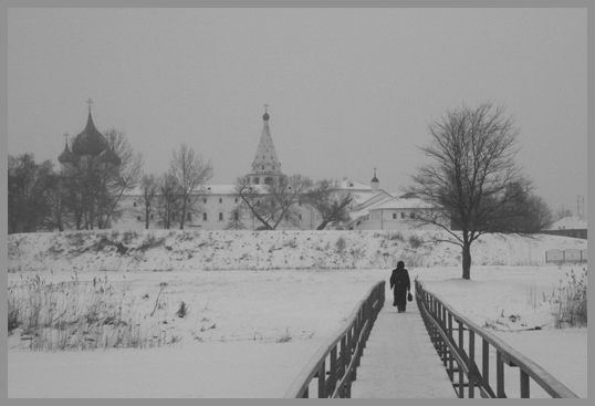 К храму...