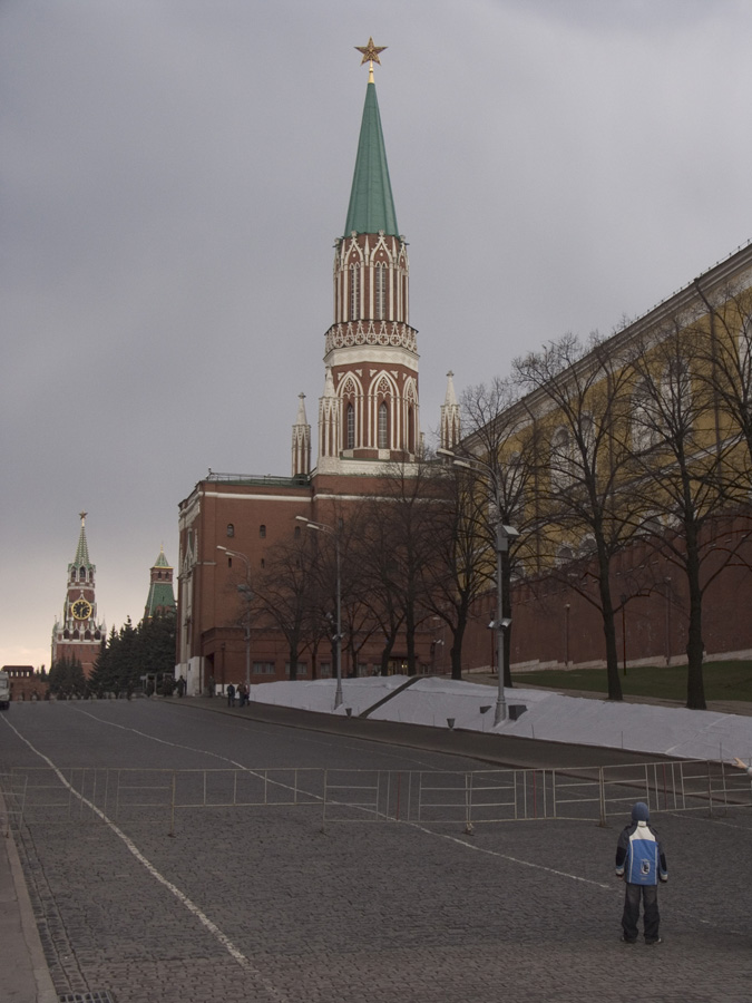 мальчик и башни