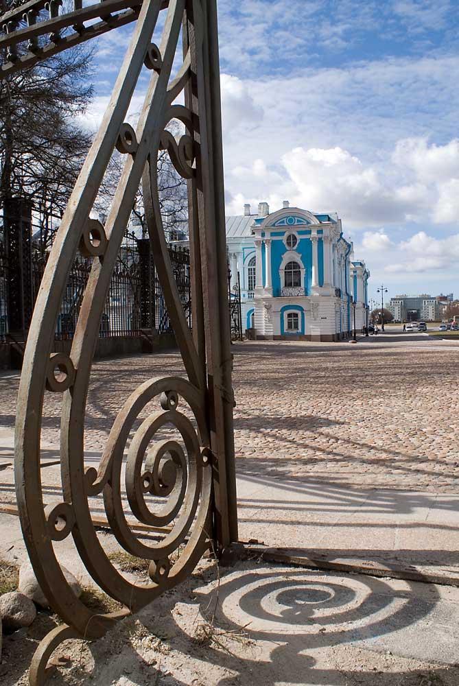 Решётка у Смольного собора