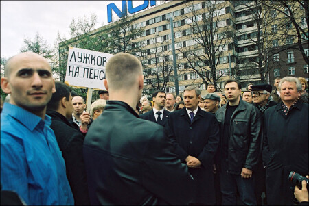 В толпе митингующих