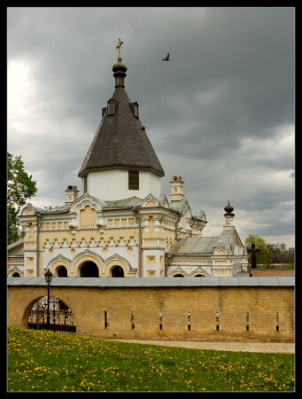 Май, часовня, птицы