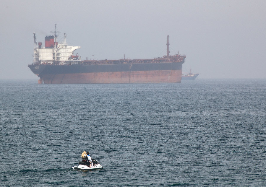 На море