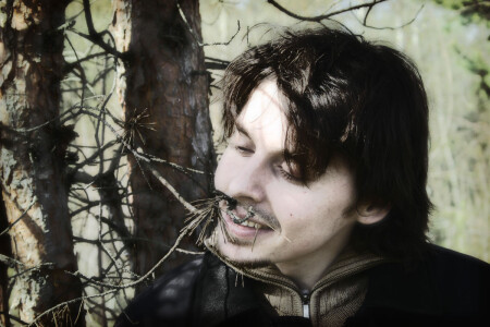 Человек нюхающий лесную ель всегда прекрасен и добр...