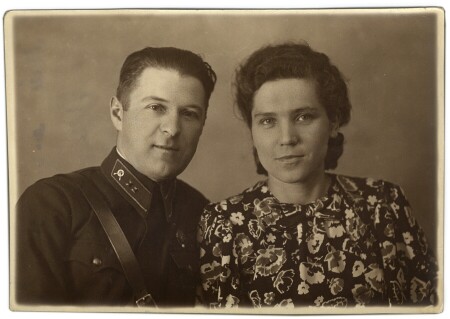 "Рио-рита, рио-рита, вертится фокстрот, на площадке танцевальной сорок первый год..."