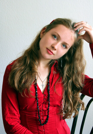 Девушка в красном