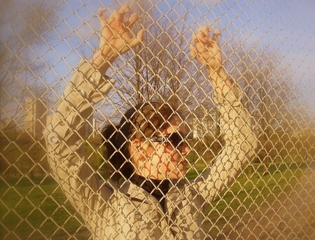 за решеткой