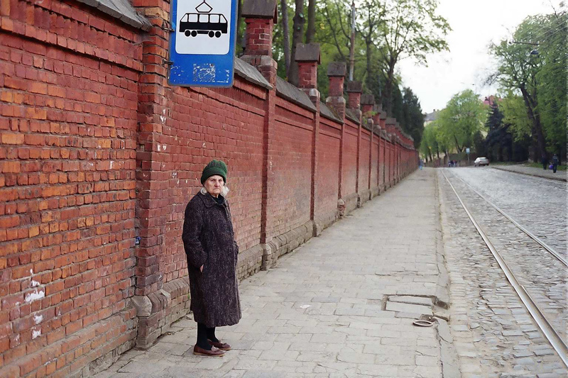 На остановке..