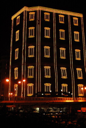 Ночной силуэт здания в Шанхае