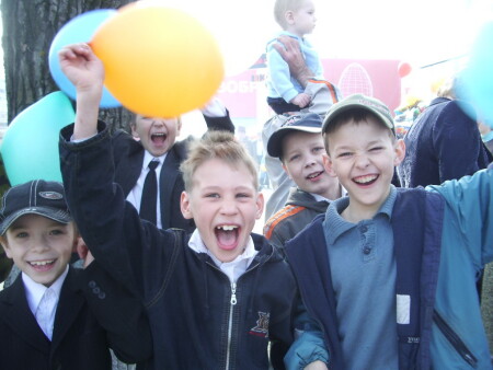 Дети с шариками.