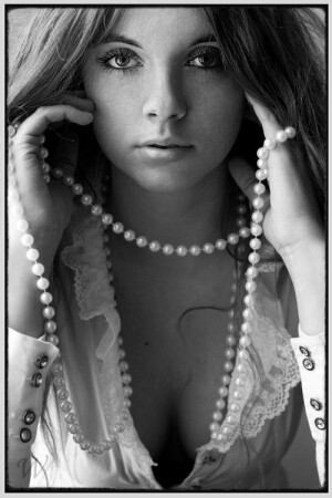 Девушка с жемчужными бусами. BW.