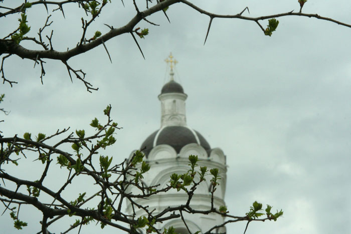 больно