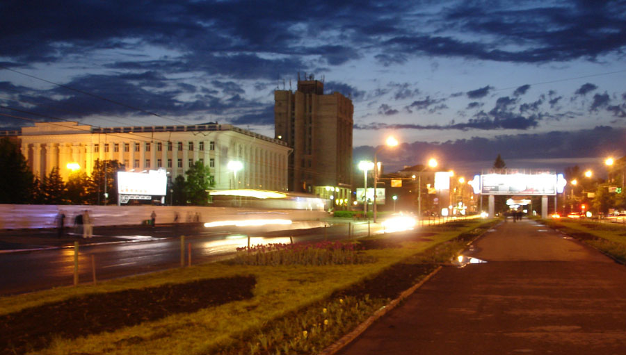 Город между вечером и ночью