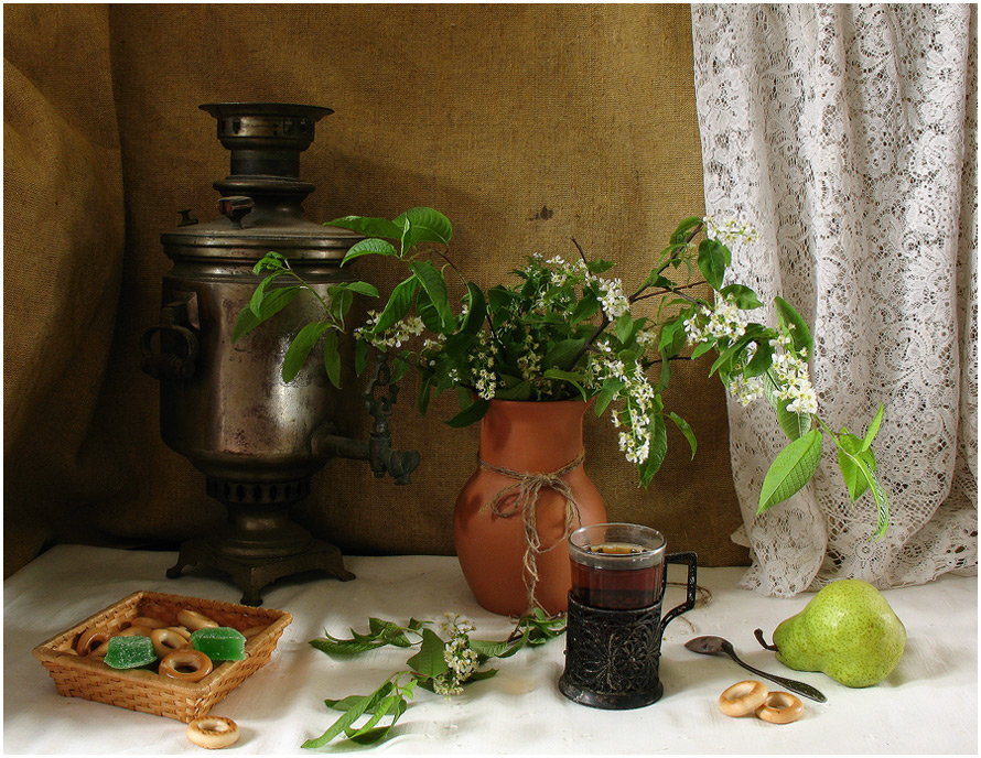 С самоваром.