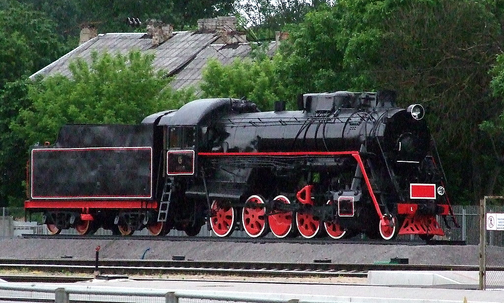 памятник паровозу.