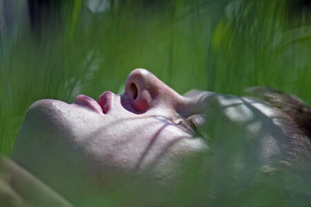 Спящий в траве