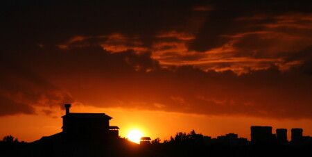 Солнце тоже спать ложится, что бы ночью нам присниться...