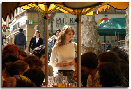 Официантка.