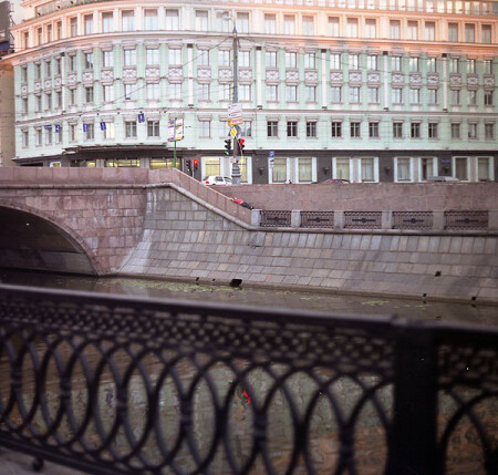 парень прилег