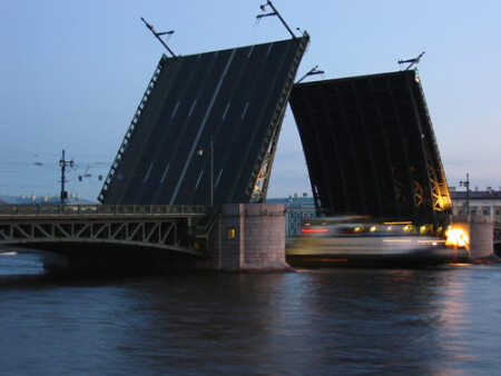 Развели мосты