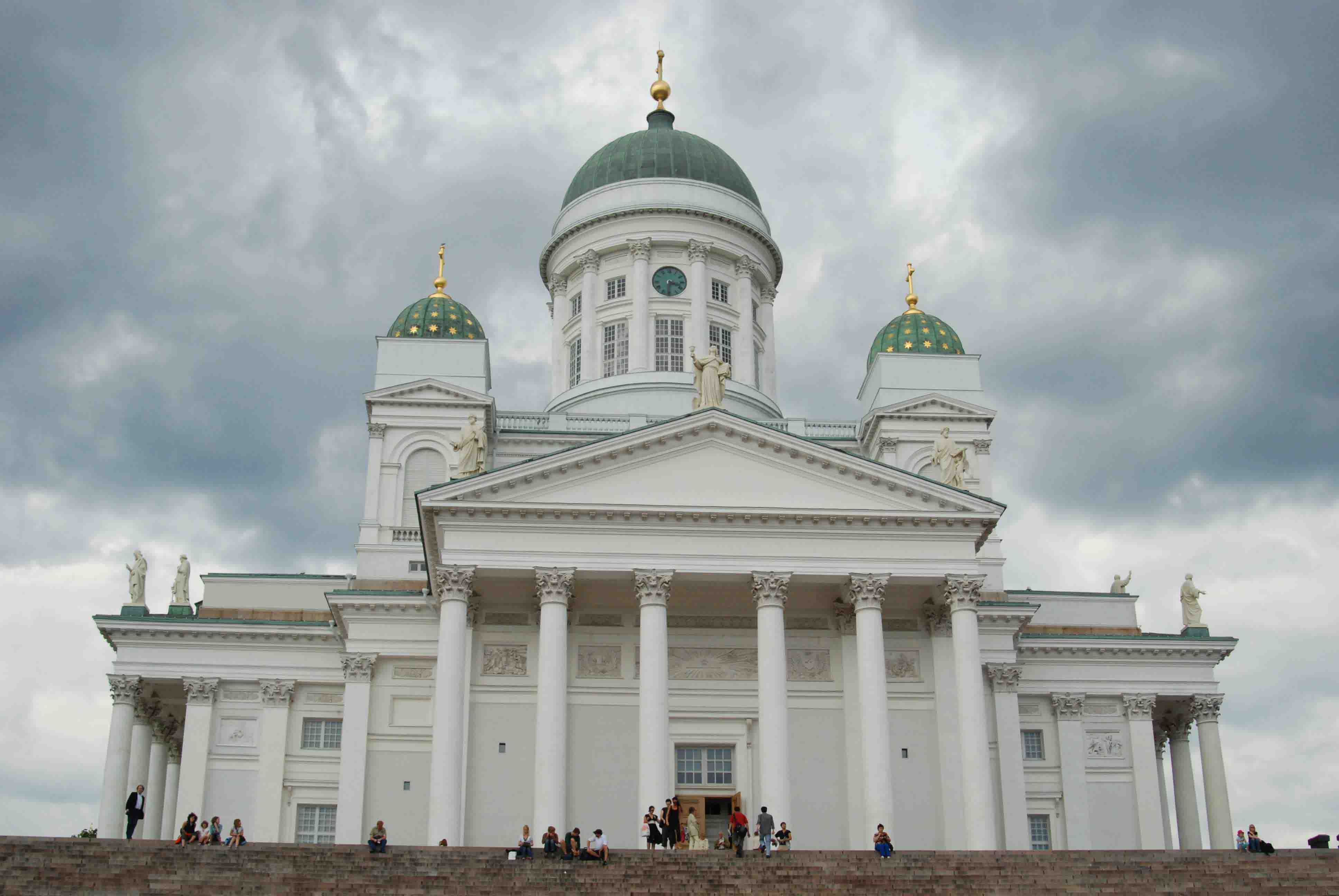 Лютеранский кафедральный собор в центре Хельсинки (Сенатская площадь)