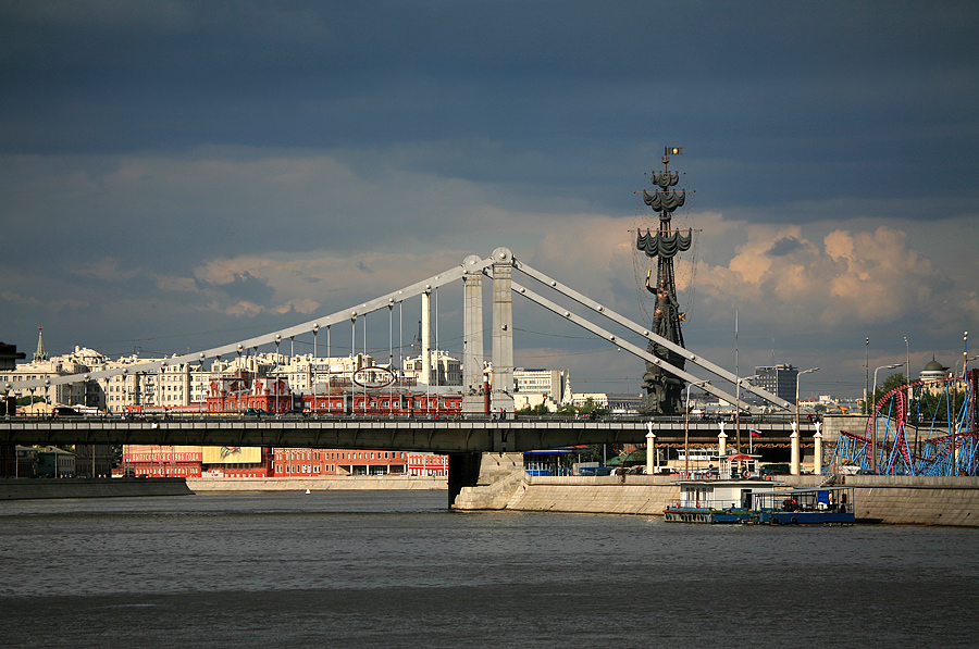 Вид на Крымский мост с Фрунзенской набережной