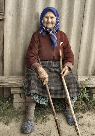 Деревенская труженица
