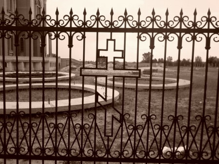 Печальная ограда возле церкви