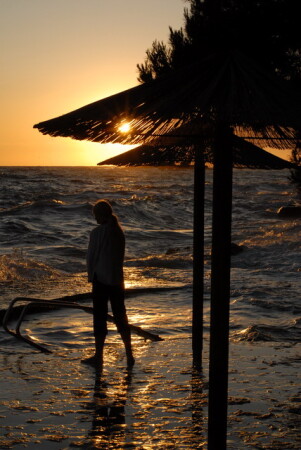 незнакомка на вечернем пляже