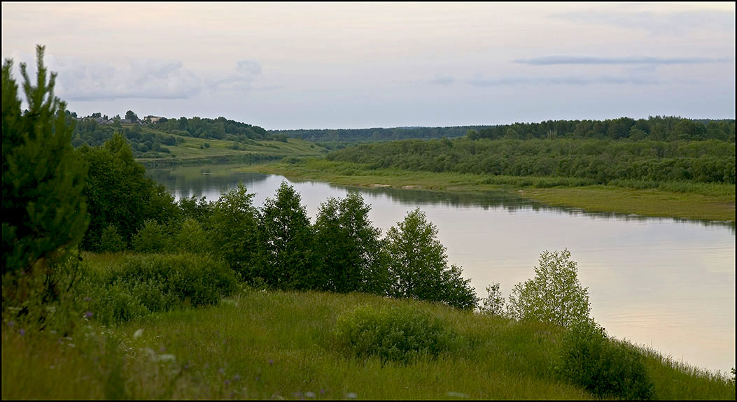 у реки