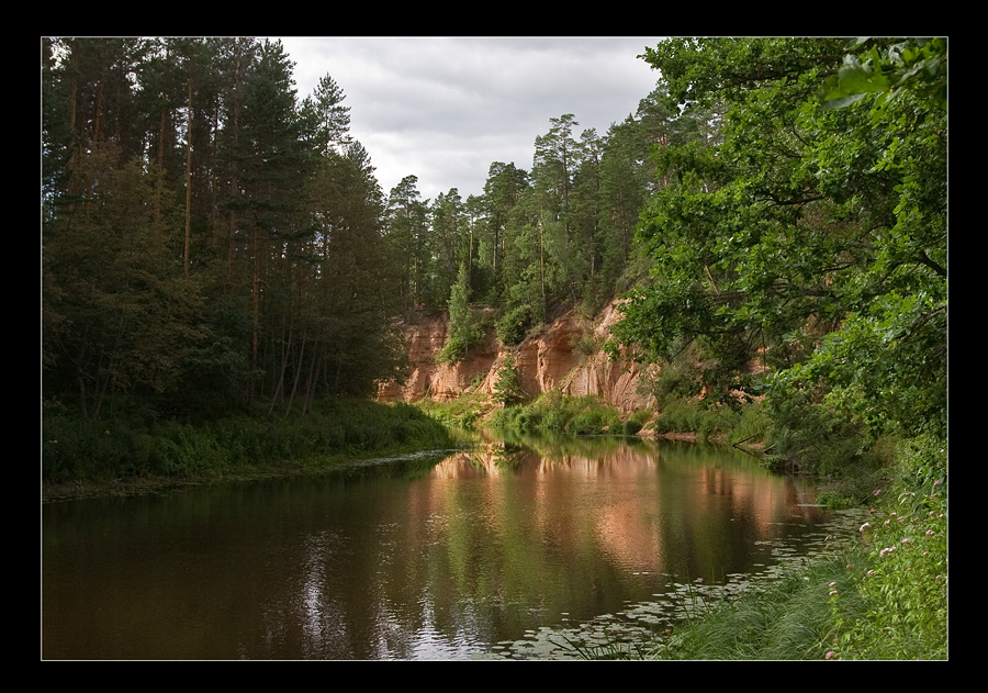 У реки