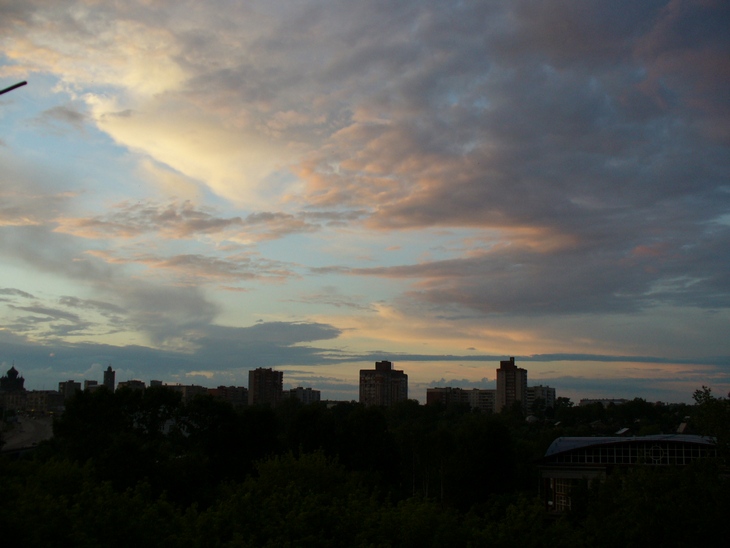 В городе вечер