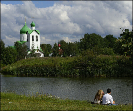 У храма