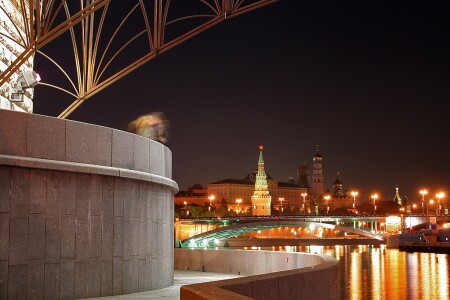 Без четверти час...