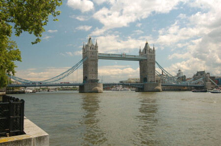 Темза в районе Тауэр-Бридж