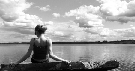 на берегу...