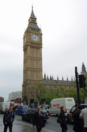 Биг-Бэн на выходе из метро Вестминстер