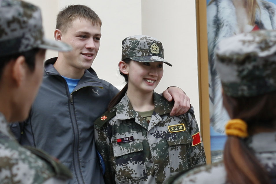 Все солдаты любят сниматься с аборигенами.