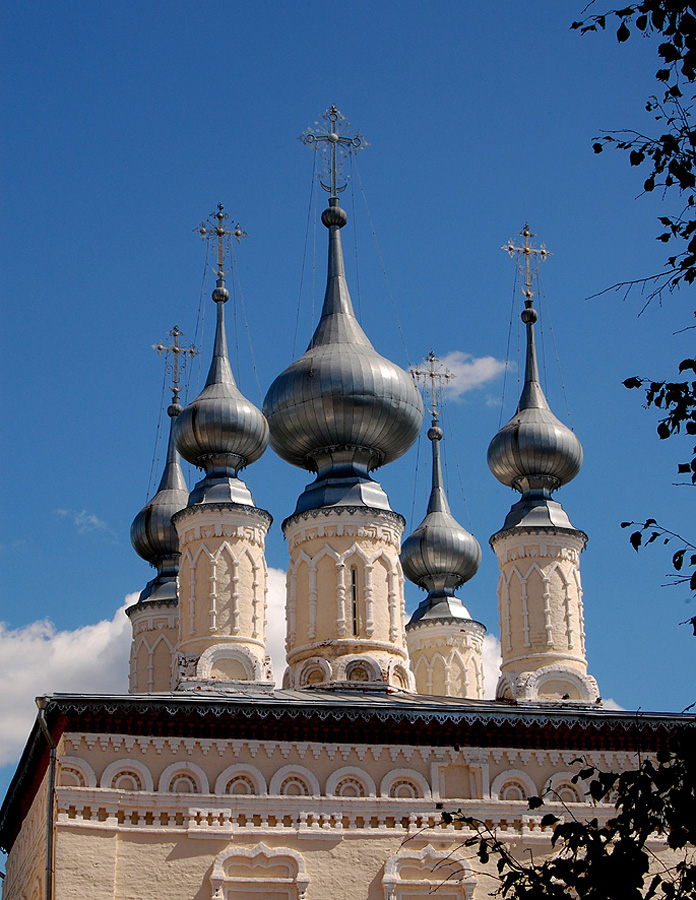 В кружевах.