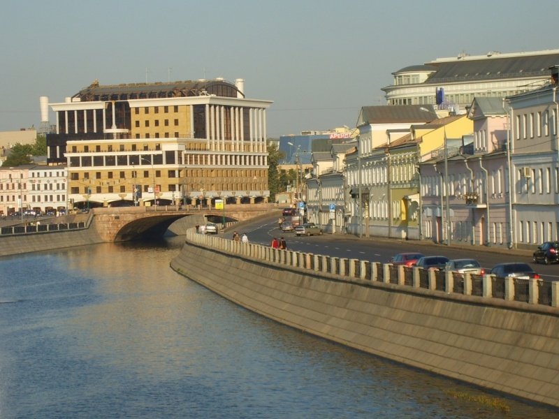 Центр большого города. Полдень.