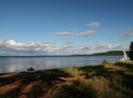 На берегу озера в солнечнй день