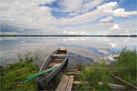 У озера