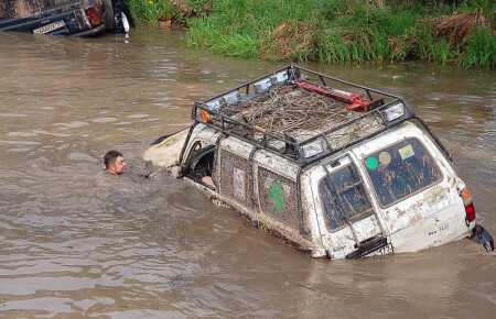 А говорил - по колено!